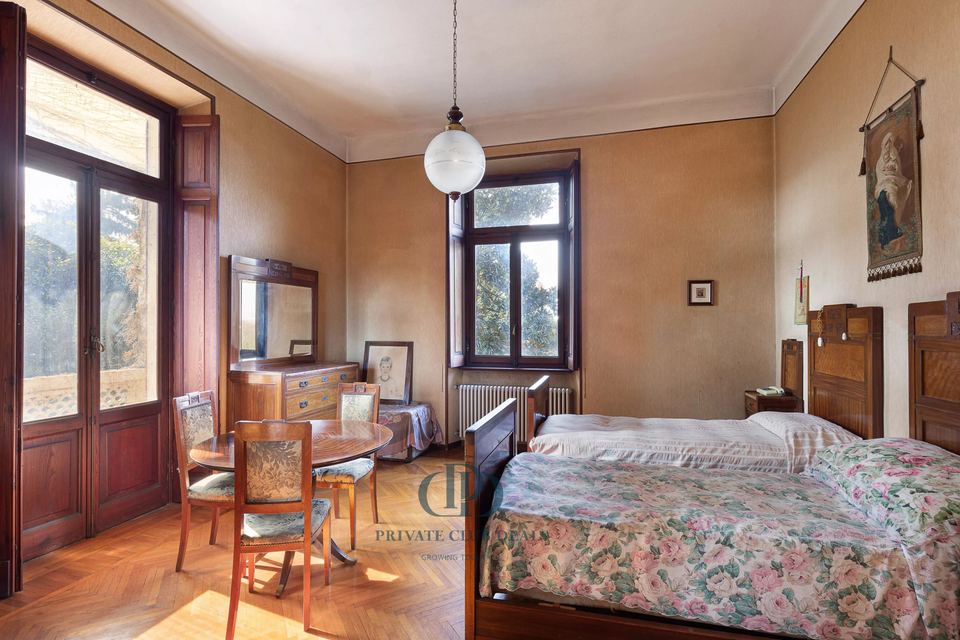 Exclusive Historic Villa Surrounded by a Lush Private Garden — 11