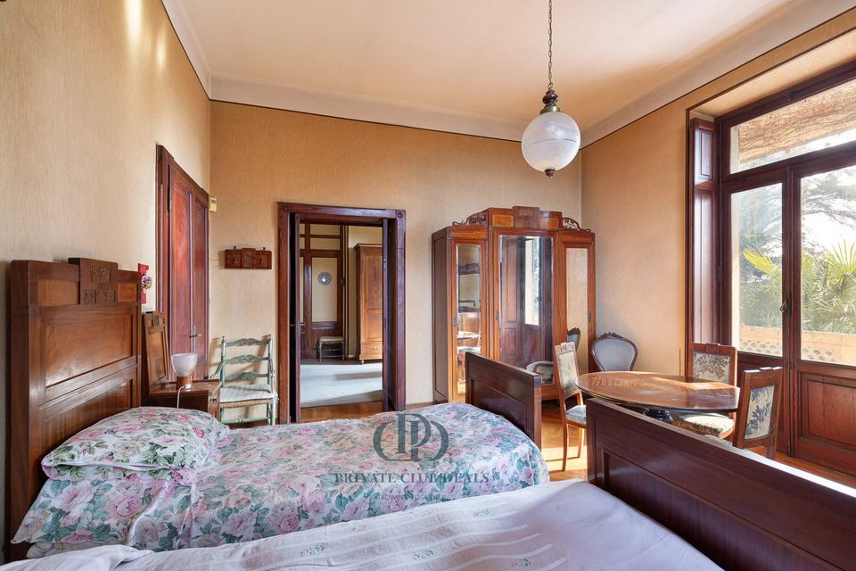 Exclusive Historic Villa Surrounded by a Lush Private Garden — 12