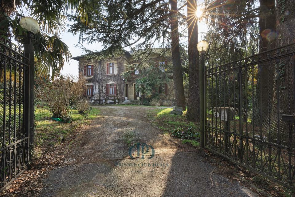 Exclusive Historic Villa Surrounded by a Lush Private Garden — 3