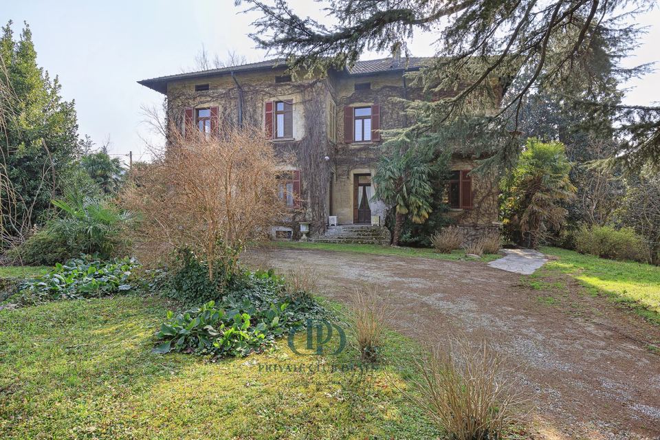 Exclusive Historic Villa Surrounded by a Lush Private Garden — 4