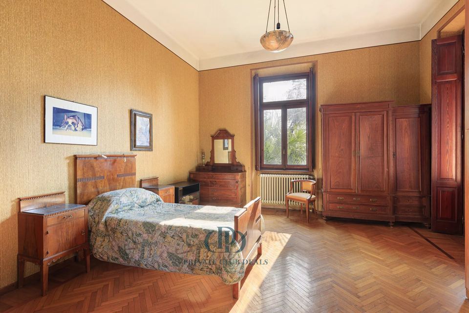 Exclusive Historic Villa Surrounded by a Lush Private Garden — 8