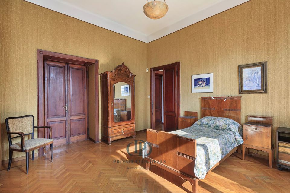 Exclusive Historic Villa Surrounded by a Lush Private Garden — 9