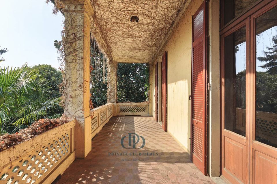 Exclusive Historic Villa Surrounded by a Lush Private Garden — 10