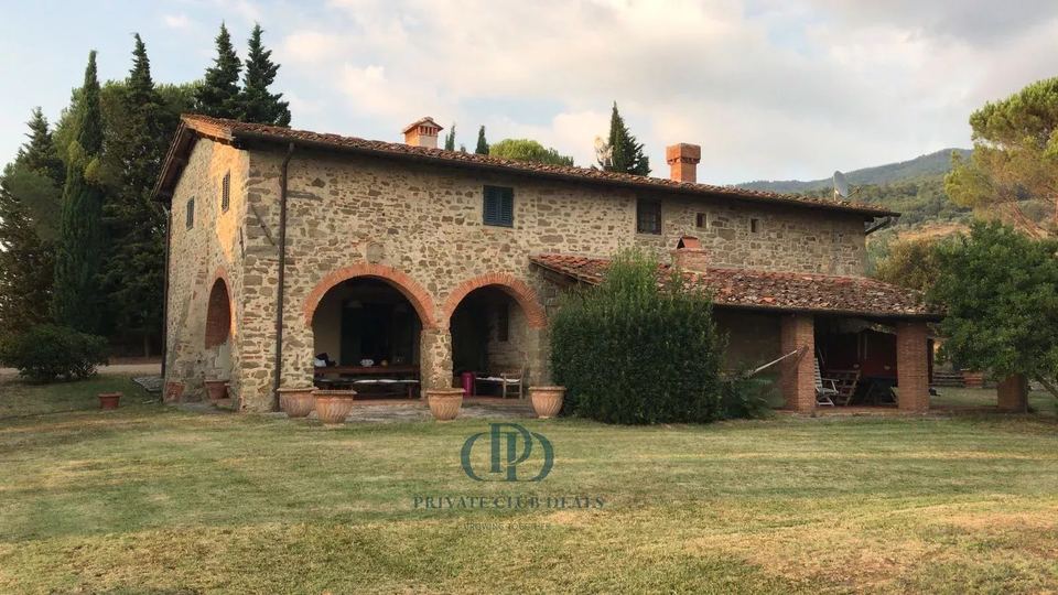 Charming Tuscan Farmhouse with Pool and 9-Hectare Private Park in Reggello — 1