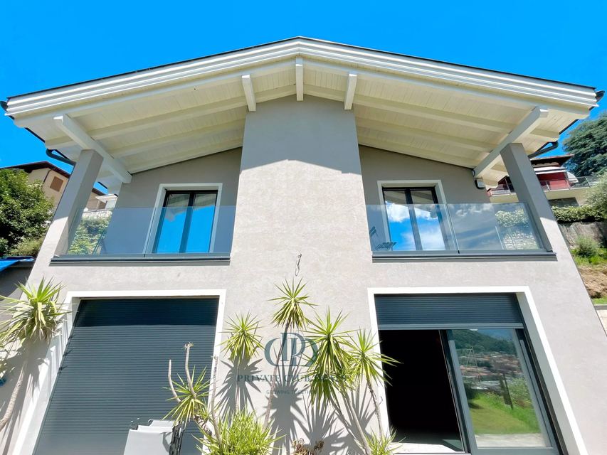 Modern villa in a strategic and reserved place — 1