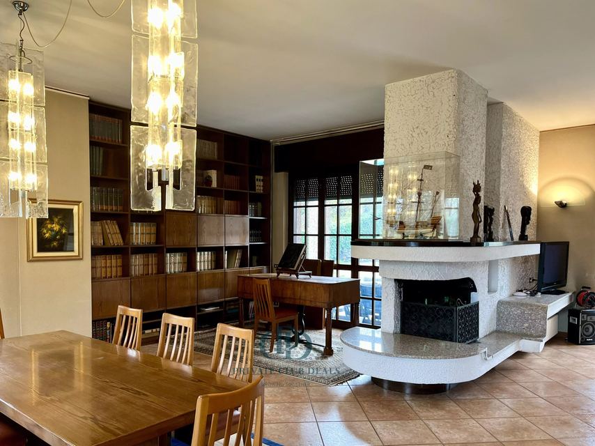 Prestigious Panoramic Villa with Pool, Large Garden, and Private Land in Inverigo — 2
