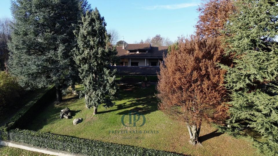 Prestigious Panoramic Villa with Pool, Large Garden, and Private Land in Inverigo — 3