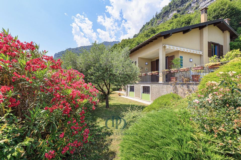 Villa Panoramica a Lenno con Vista Lago, Giardino Privato e Massima Tranquillità — 1