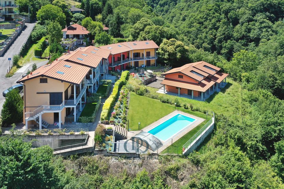Apartment in residence with private garden and pool — 1
