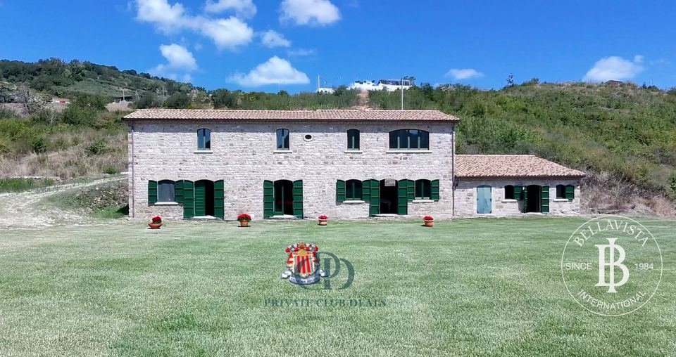 Exclusive Property just an hour drive from Naples — 1