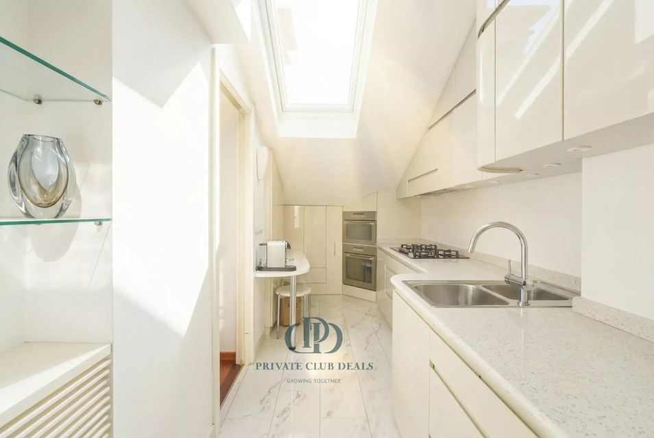 Exclusive Villa Historic Attic with Park and Pool View — 11