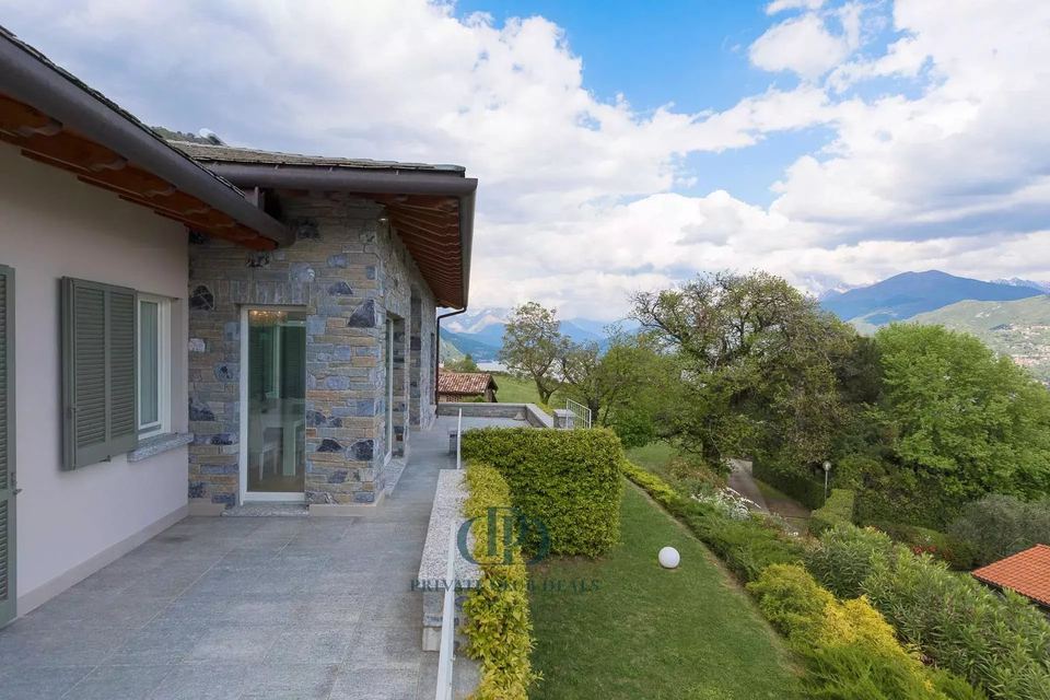 Luxury villa with lake view and private pool — 3