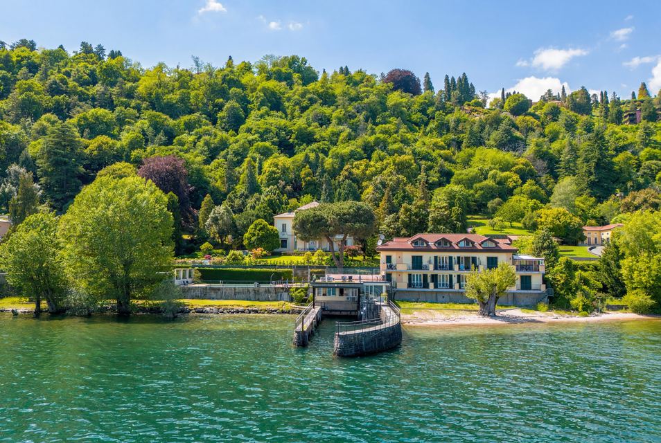 Prestigious Pieds dans l’Eau Property on Lake Maggiore — 1