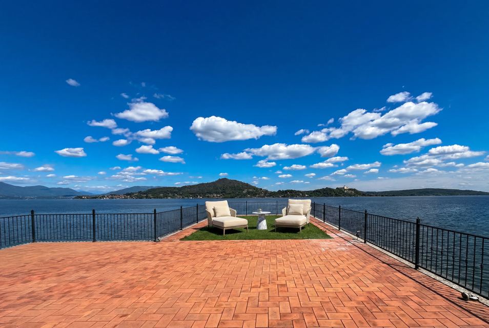 Prestigious Pieds dans l’Eau Property on Lake Maggiore — 12