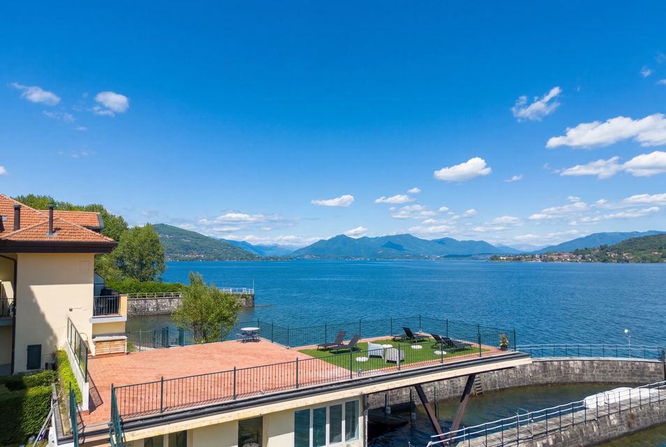 Prestigious Pieds dans l’Eau Property on Lake Maggiore — 9