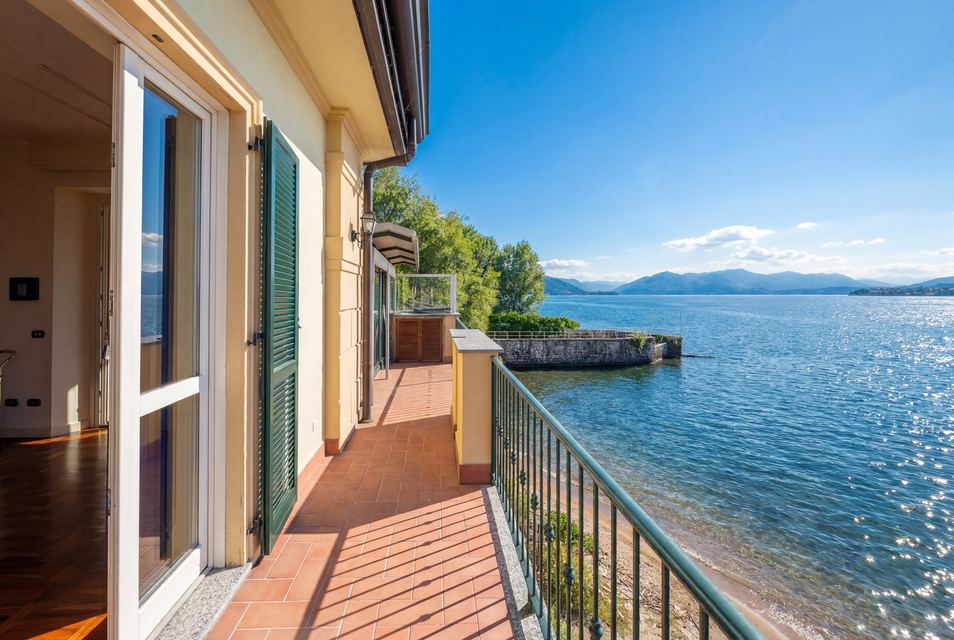Prestigious Pieds dans l’Eau Property on Lake Maggiore — 10