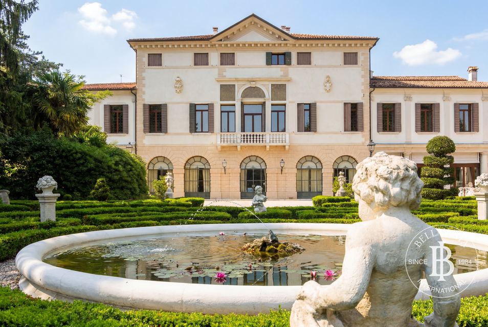 A Rare Opportunity in the Heart of Bassano del Grappa ( Historic Villa with Stables and Barn ) — 1