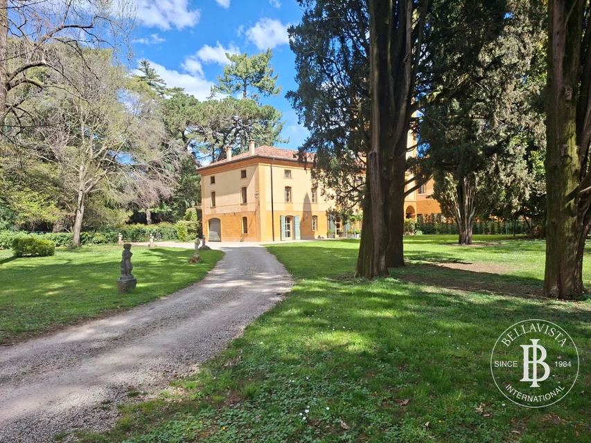 Prestigious Large-Scale Property with Park and Premium Amenities — 11