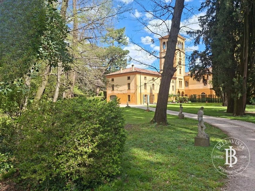 Prestigious Large-Scale Property with Park and Premium Amenities — 12