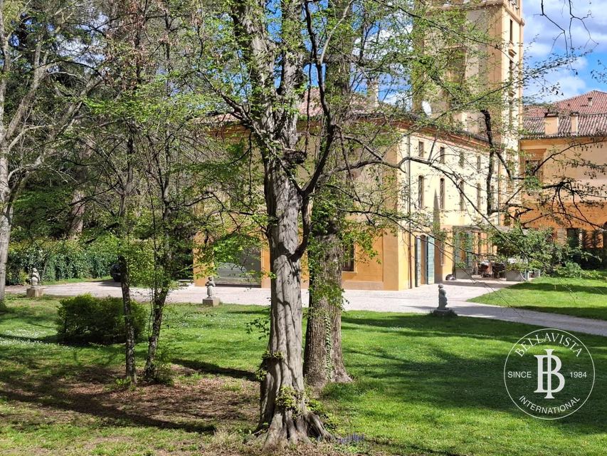 Prestigious Large-Scale Property with Park and Premium Amenities — 4