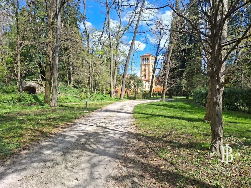 Prestigious Large-Scale Property with Park and Premium Amenities — 5