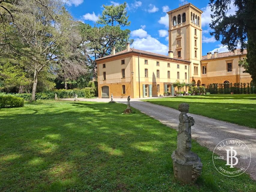 Prestigious Large-Scale Property with Park and Premium Amenities — 8