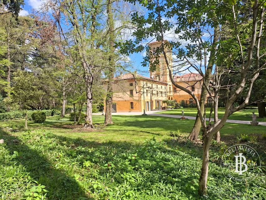 Prestigious Large-Scale Property with Park and Premium Amenities — 9