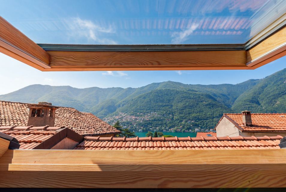 Exclusive Townhouse in the Historic Village of Torno Lake View and Private Garage — 1