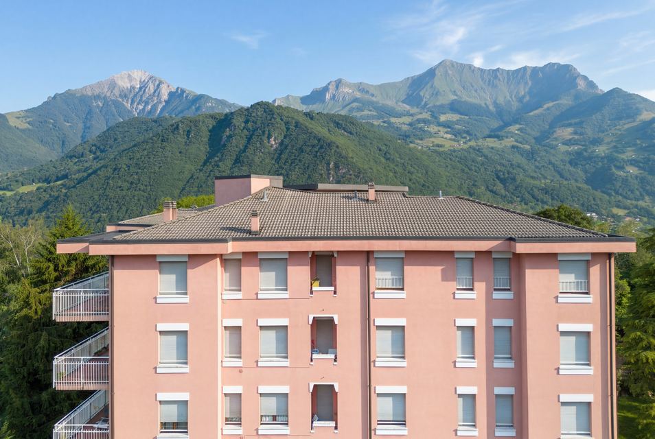 Panoramic Three-Room Apartment with Fireplace, Garage, and Cellar in Cremeno - Valsassina — 12