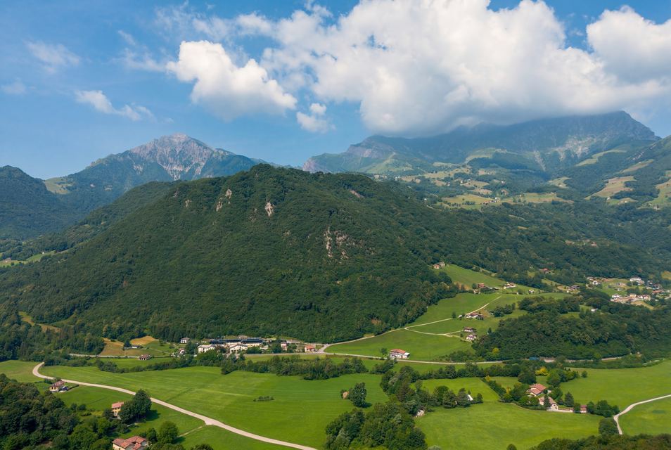 Panoramic Three-Room Apartment with Fireplace, Garage, and Cellar in Cremeno - Valsassina — 4