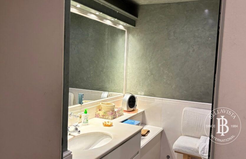 TO RENT Prestigious Apartment in a Historic Villa with Private Garden in Como — 12