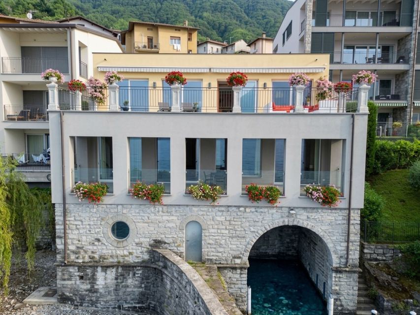 Esclusiva residenza “pied dans l’eau” sul Lago di Como — 2