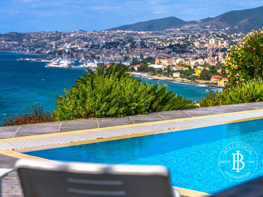 Villa with Pool for Sale in Sanremo, Close to the Sea — 1
