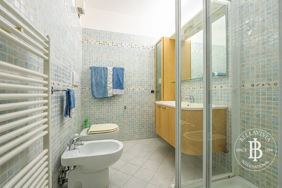 Villa with Pool for Sale in Sanremo, Close to the Sea — 11
