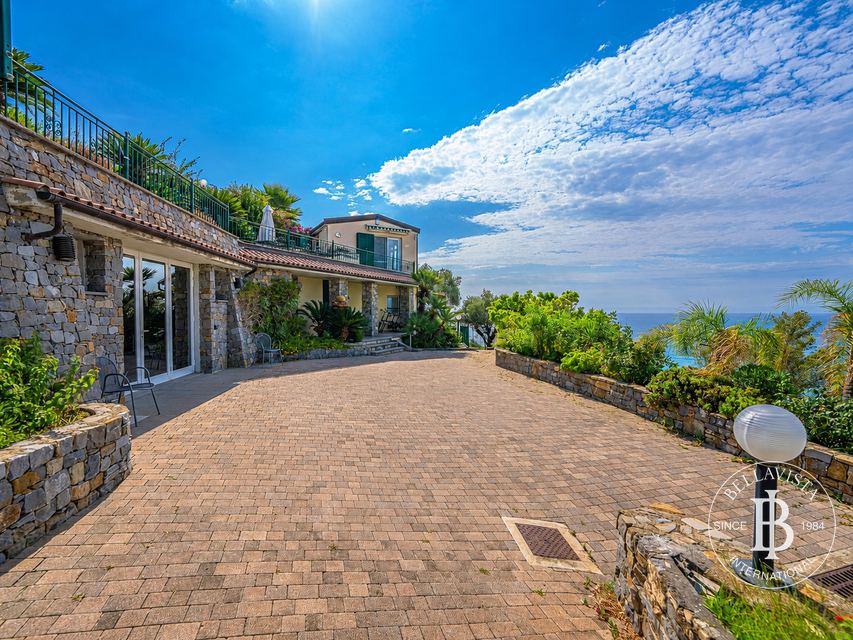 Villa with Pool for Sale in Sanremo, Close to the Sea — 3