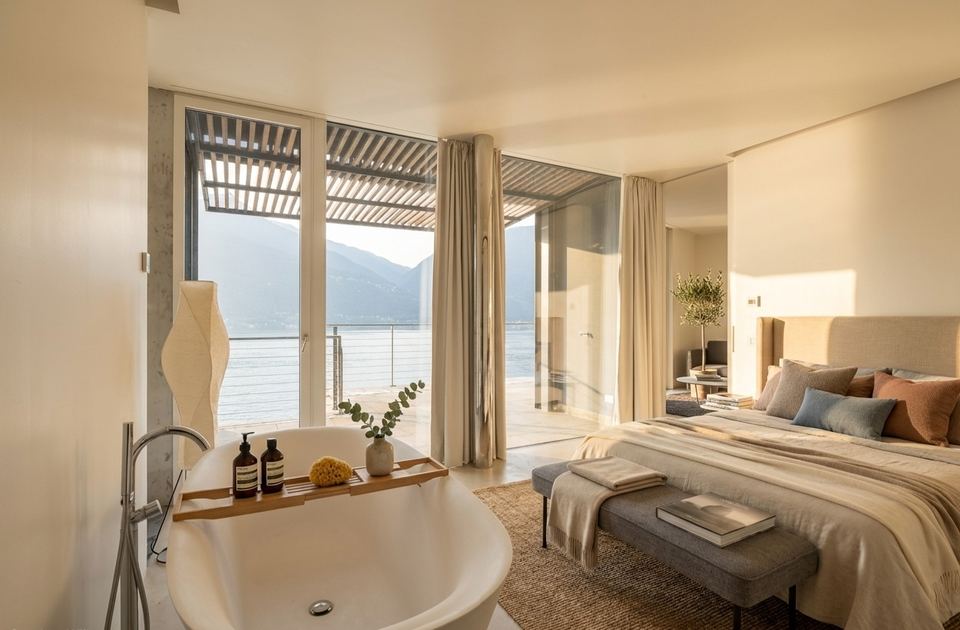 Elegant Apartment with Panoramic Terrace, Shared Swimming Pool with Lake Como Views, Furnishings Included — 2
