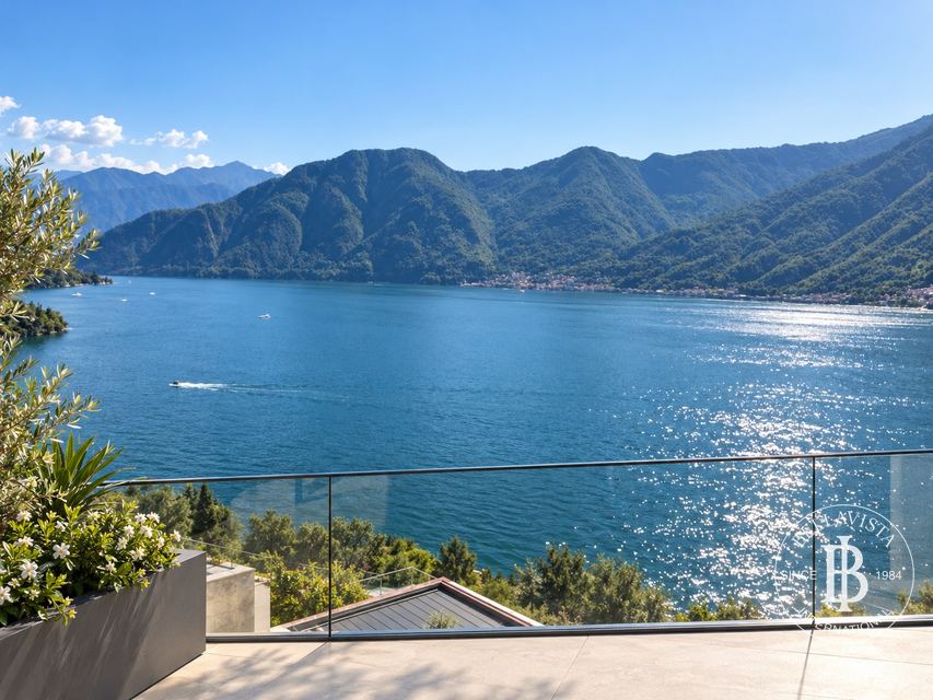 Elegant Modern Villa Overlooking Lake Como and Comacina Island — 9